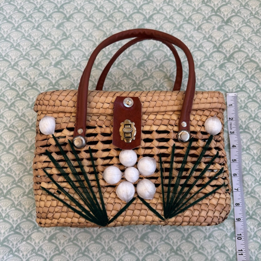 Glamlindo Artesania Handmade Woven Palm Leaf Bag with Snap Closure. - Picture 7 of 16